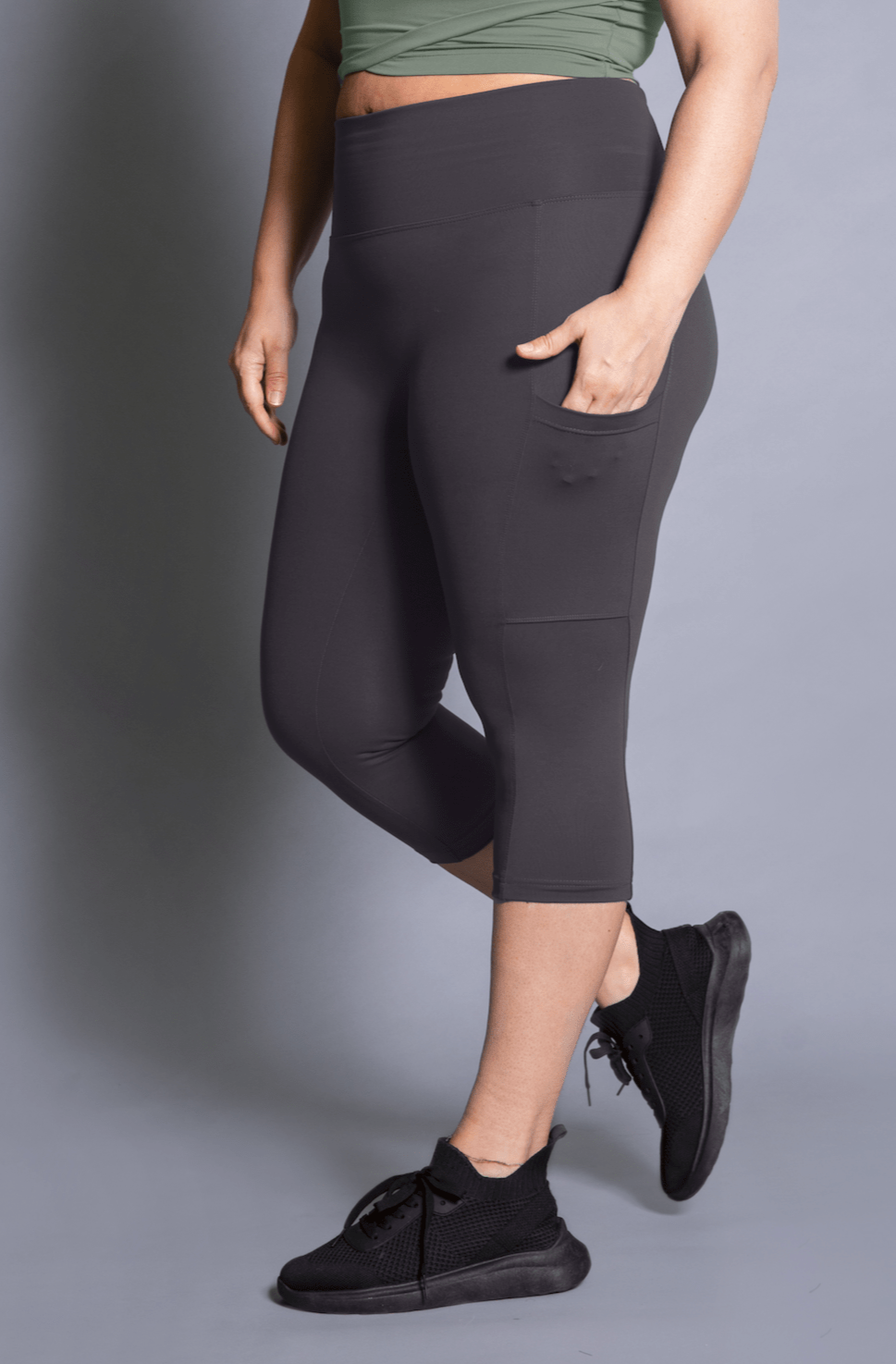MOOV Activewear Taille Plus Le Offside 16'' - Legging Capri 3 poches | Taille Plus 1X / charbon TPC011-CH-1X